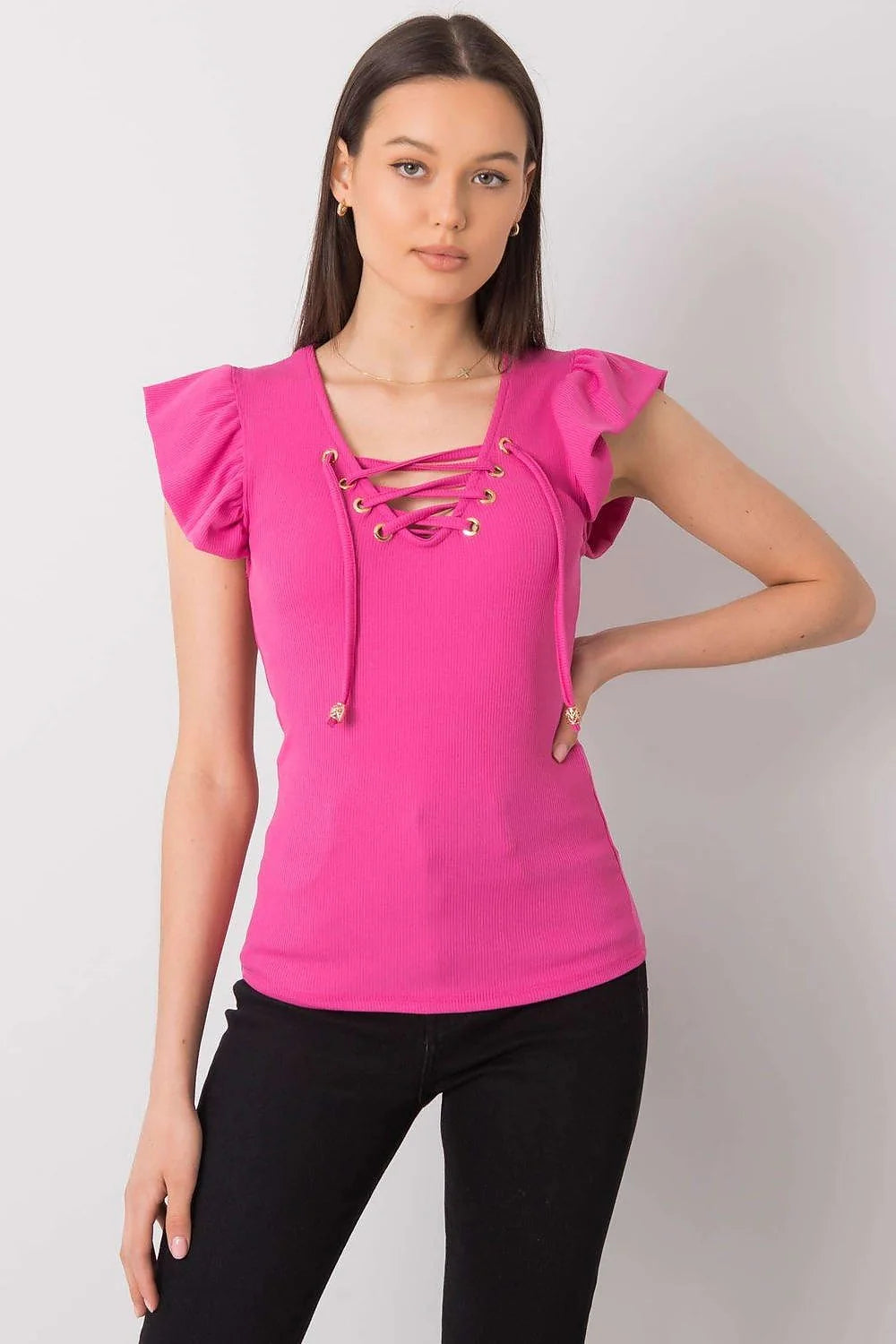Chemisier Italie Moda en maille côtelée, col V lacé doré, manches courtes volantées, couleur rose poudré, coupe ajustée, féminin élégant, versatile femme