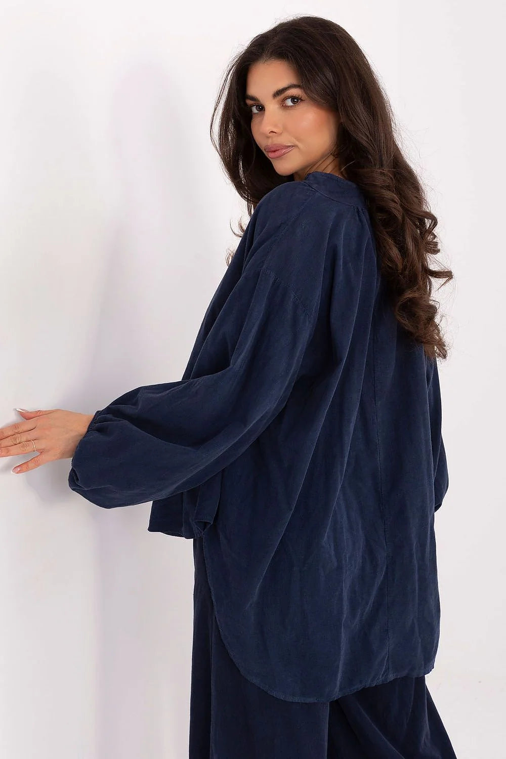blouse cropped bleu marine velours côtelé col officier patte boutonnage boutons imitation bois manches bouffantes poignets élastiqués raccourcie taille haute