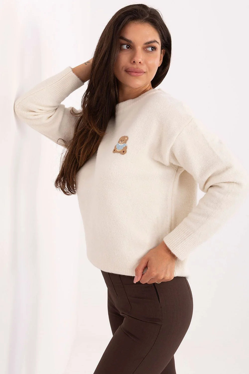 pull femme maille douce duveteuse col rond manches longues coupe droite longueur taille écru appliqué ourson brodé bleu casual chic