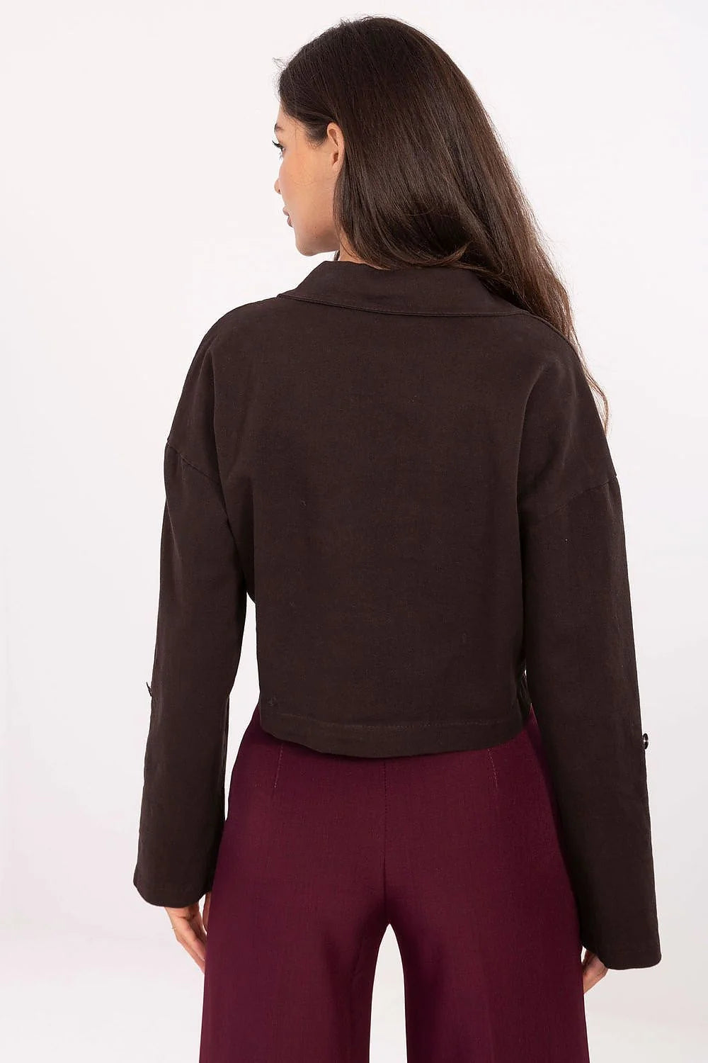 veste courte femme shacket velours côtelé marron foncé coupe droite boxy col chemise boutons contrastés poches poitrine rabat