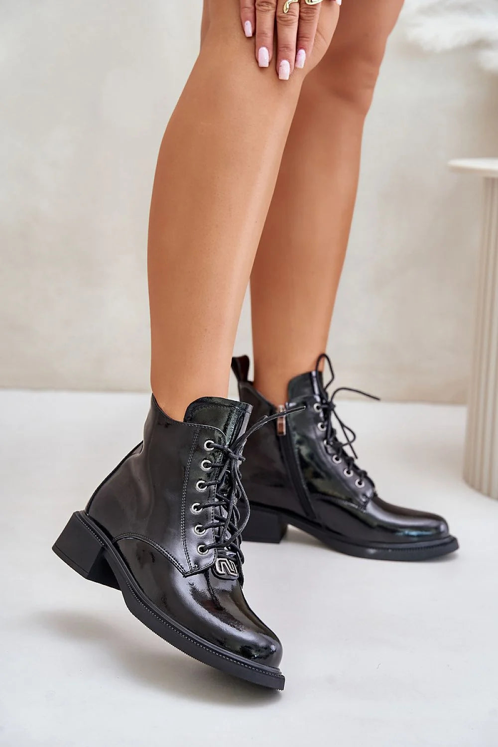 Bottines femmes cuir verni noir design élégant modern coupe montante lacets fermeture éclair style urbain tendance hiver 2023