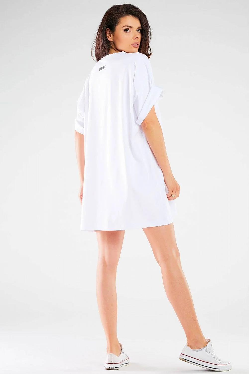 robe tshirt oversize courte blanche maille jersey douce coton elastane coupe droite ample col rond manches retroussees ourlet fluide minimaliste