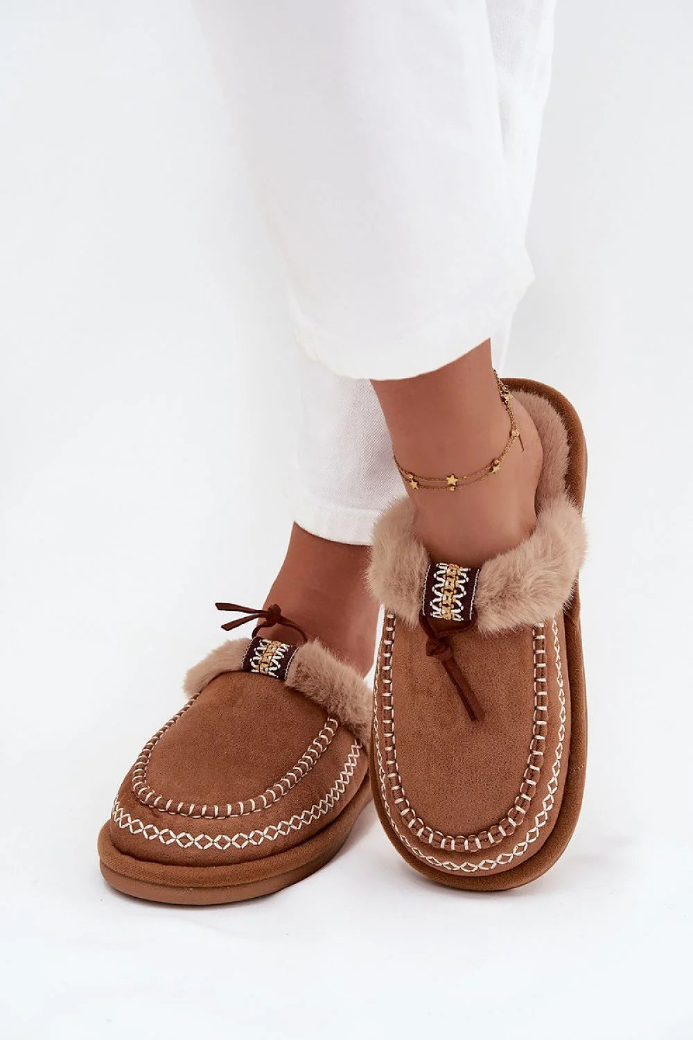 chaussons femme suédine écologique cognac mocassins mule intérieur doublure fourrure bordure beige semelle plate surpiqûres blanches nœud décoratif