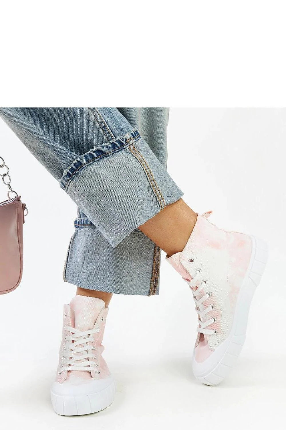 baskets montantes tiedye pastel rose blanc sac bandouliere rose poudré coeur strass chaine metal pull fuchsia mailles jean bleu clair