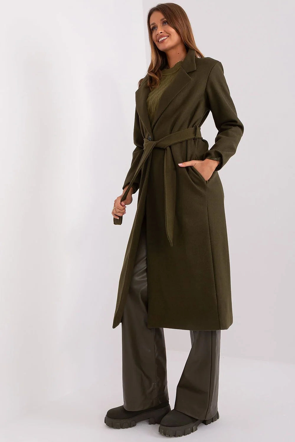 Manteau pour femmes long élégant moderne coupe droite tombe mi-mollet couleur kaki matériau laine mélange manches longues col à revers ceinture intégrée poches latérales