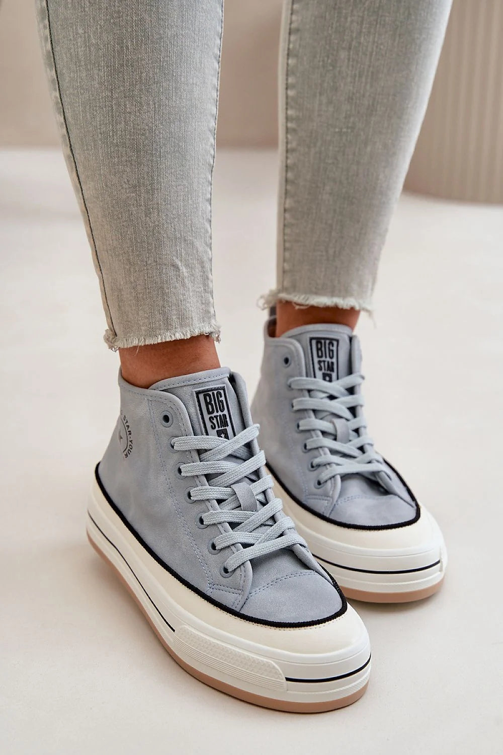 baskets montantes femme suédé bleu pâle lacets plats œillets métalliques bout rond renforcé caoutchouc plateforme blanche liseré noir