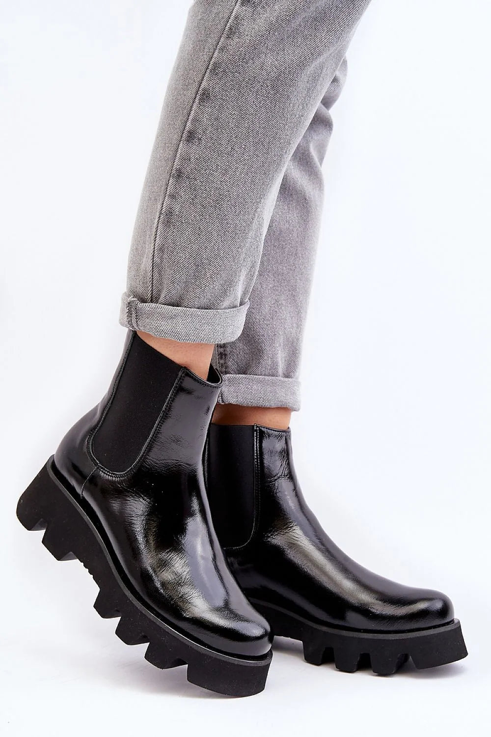 Bottines Chelsea pour femmes en cuir verni noir style moderne et sophistiqué talon bas semelle épaisse crampons maintien cheville confort quotidien