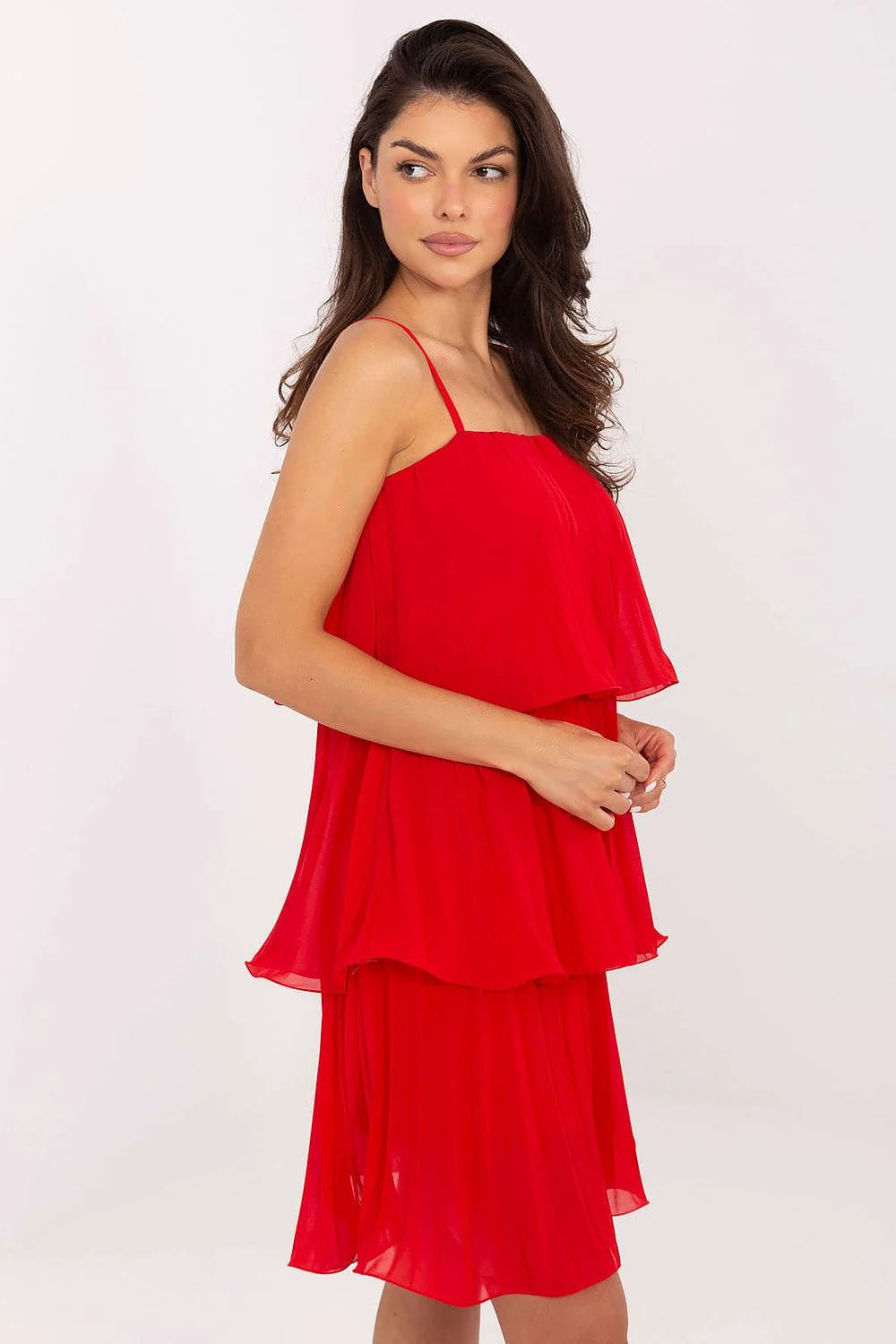 Robe de cocktail Och Bella rouge vif sans manches bretelles fines coupe fluide évasée ourlet asymétrique moderne femme