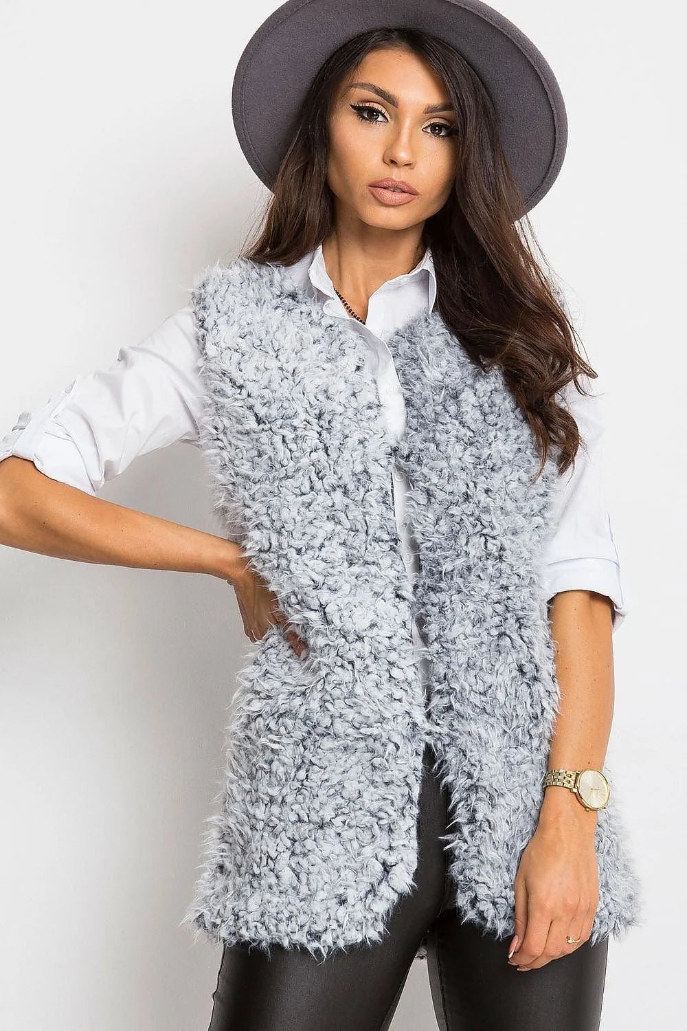 gilet sans manches femme fausse fourrure bouclée gris clair longueur hanches col ouvert texture pelucheuse volumineuse cosy chic