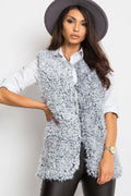 gilet sans manches femme fausse fourrure bouclée gris clair longueur hanches col ouvert texture pelucheuse volumineuse cosy chic