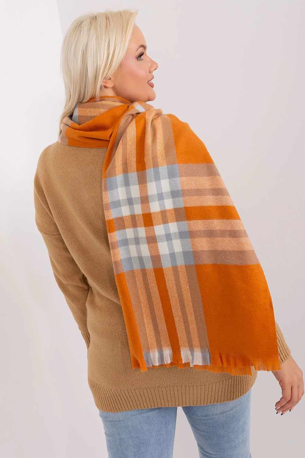 Écharpe à carreaux colorés longue automne/hiver, style casual chic, matériau doux, finitions frangées, coordonnée pull-over marron clair