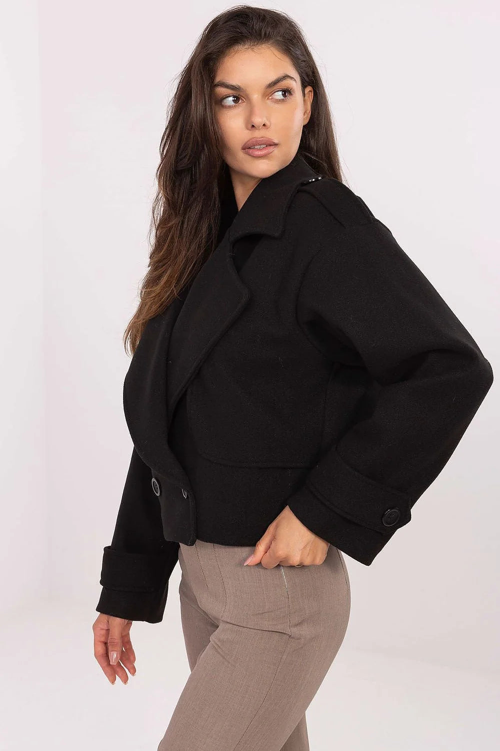 trench court femme noir polyester structuré double boutonnage revers larges épaulettes manches longues poches rabats arrondies