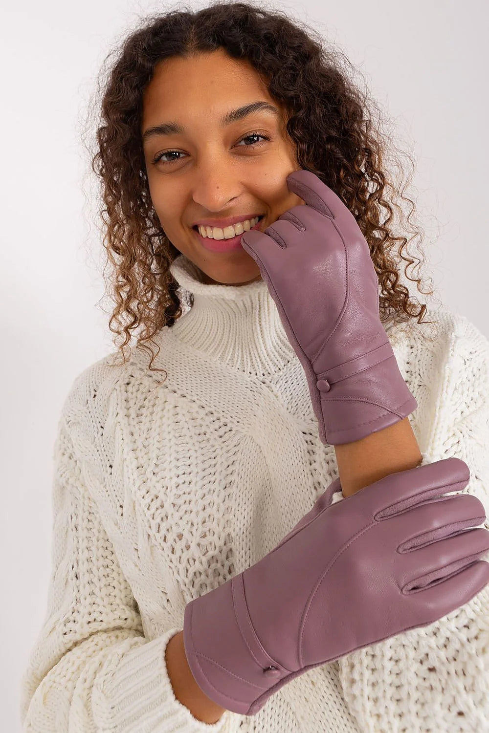 Gants élégants pour femmes en polyuréthane et polyester, design contemporain, couleur mauve clair, détails décoratifs, port pratique, look sophistiqué, idéal pour l'hiver, style casual-chic, femmes