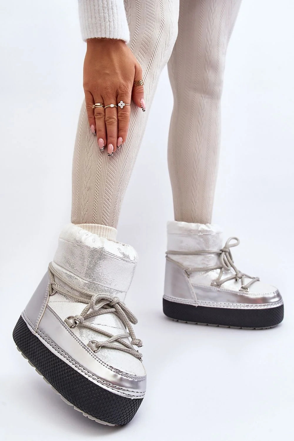 Bottes de neige modernes élégantes pour femmes, design argenté métallisé, semelle épaisse anti-glisse, style hivernal chic