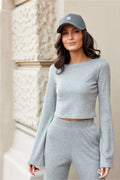 Ensemble coordonné femme pull sweater maille côtelée pantalon taille haute coupe droite couleur grise légèrement évasée manches longues encolure ronde