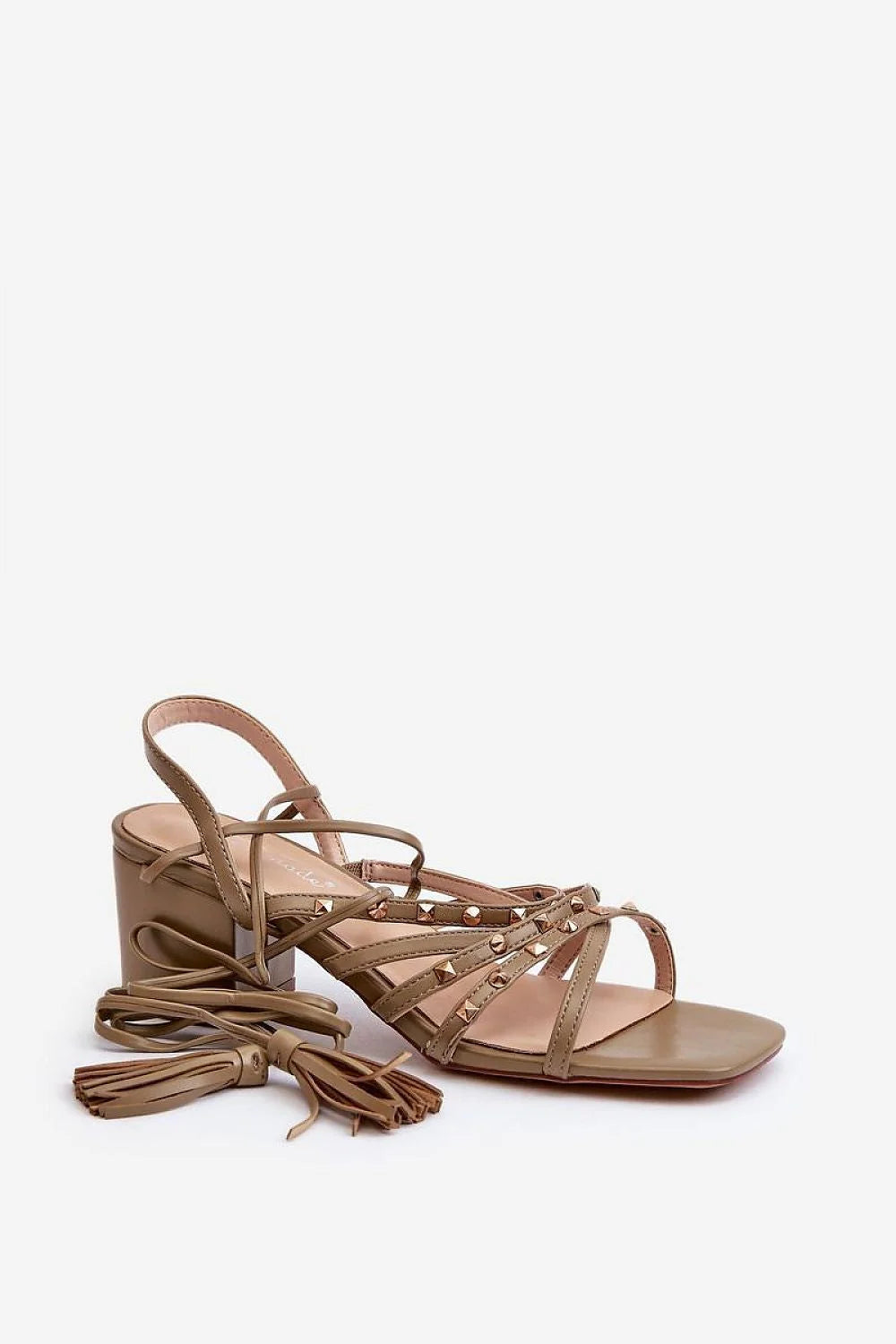 Sandales élégantes pour femme couleur taupe, talon carré 6.5 cm, lanières entrelacées, clous dorés, semelle intérieure rembourrée, sandales ouvertes pour été