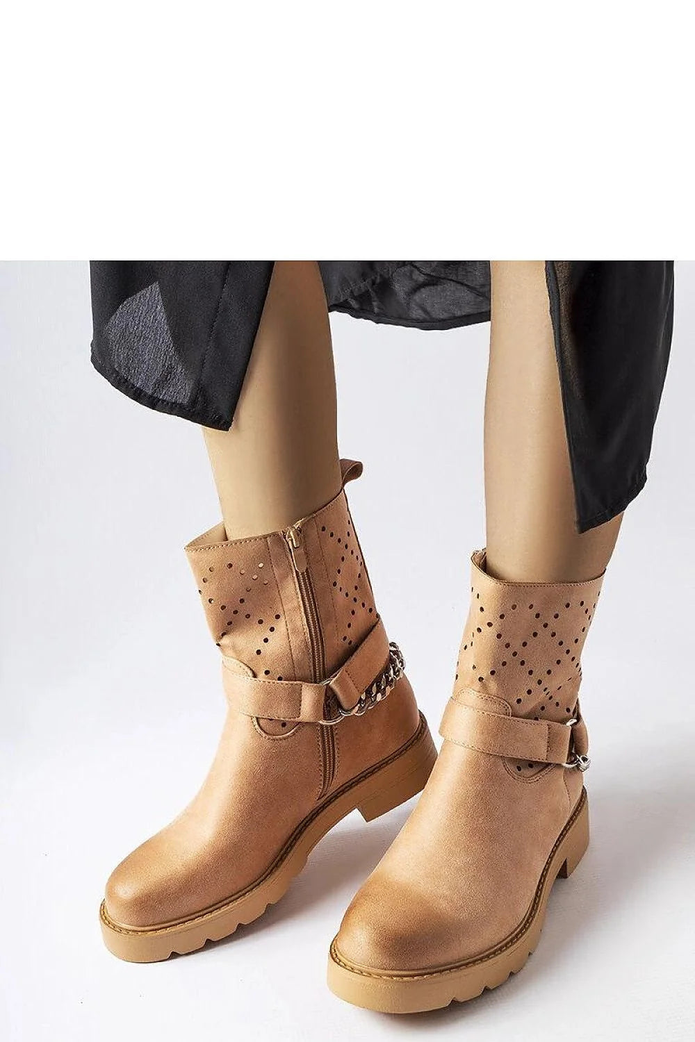 Bottes femmes cuir camel perforations chaîne métallique talon plat semelle caoutchouc automne hiver mode élégant confort