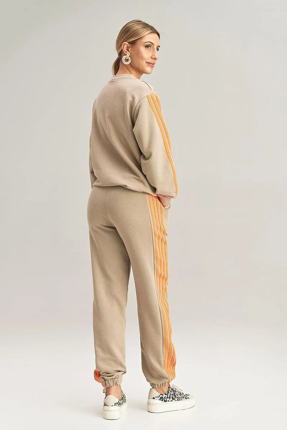 ensemble athlétique féminin casual oversize molleton beige sable bandes orange manches longues jogger ceinture élastique poches latérales confortable respirant polyvalent