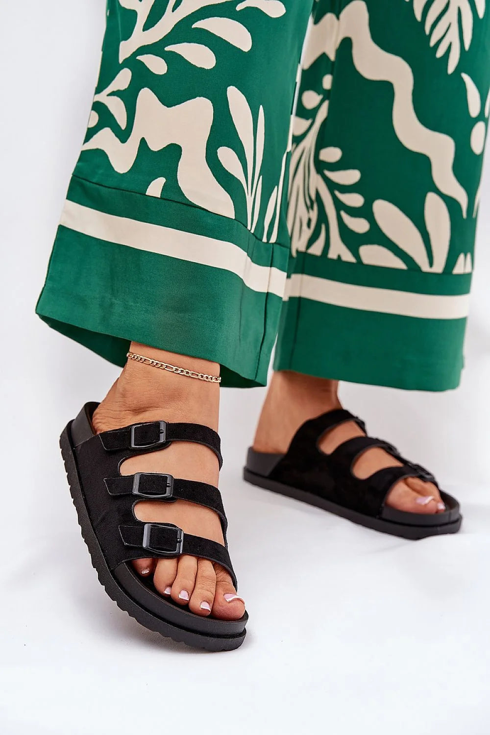 Sandales pour femmes en cuir suédé écologique, style moderne casual, semelle gomme épaisse, trois brides réglables boucles noires, confort tout jour, look estival