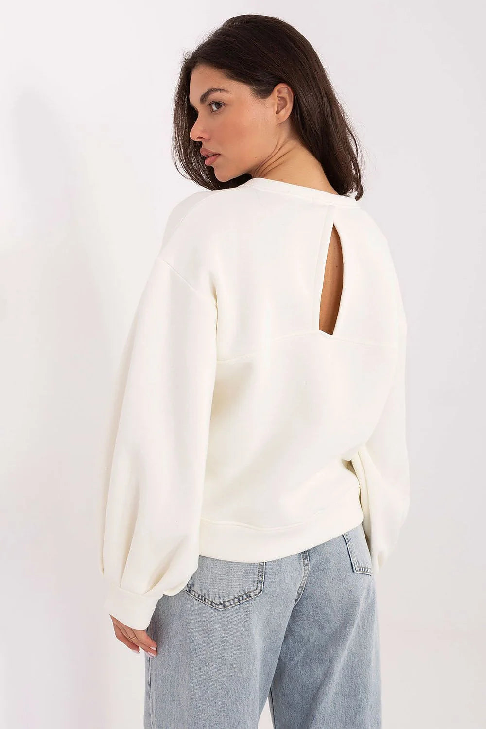 sweatshirt femme col rond manches bouffantes épaules tombantes coupe relaxed molleton crème coton polyester broderie dos découpe spectaculaire