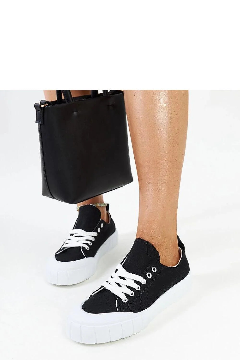 Baskets femmes design minimaliste couleur noire contrastante semelle blanche respirante tige en toile confortable Eduardo Stilizate