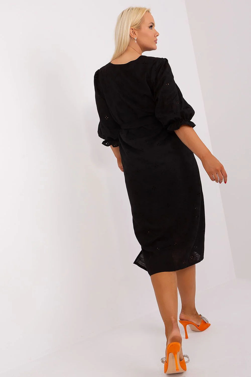 robe midi noire broderie anglaise coton manches trois quarts ballon encolure ronde ceinture nouer fente latérale doublée confortable élégante polyvalente