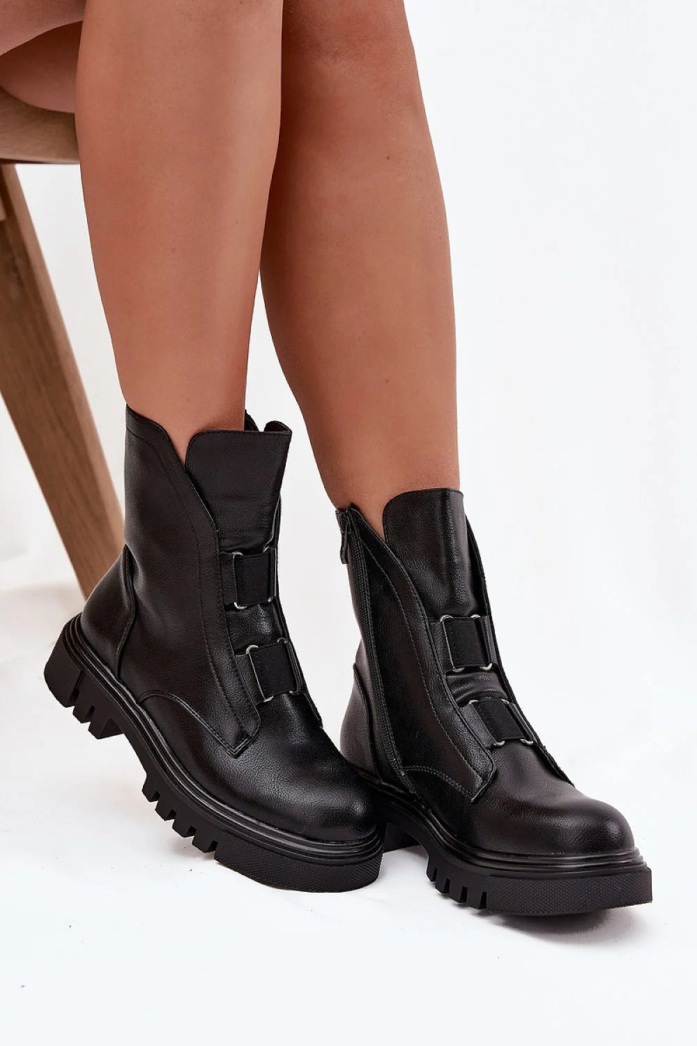 bottines femme Jezzi cuir synthétique noir biker mi cheville bout rond semelle crantée antidérapante fermeture éclair latérale boucles métalliques décoratives