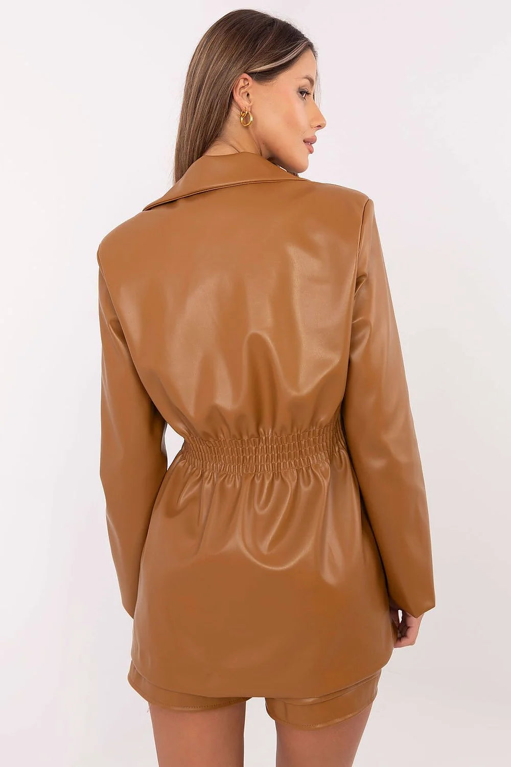 Veste blazer femme en éco-cuir marron camel style classique modernisé longueur standard fermeture double boutons noirs coupe ajustée automne hiver printemps