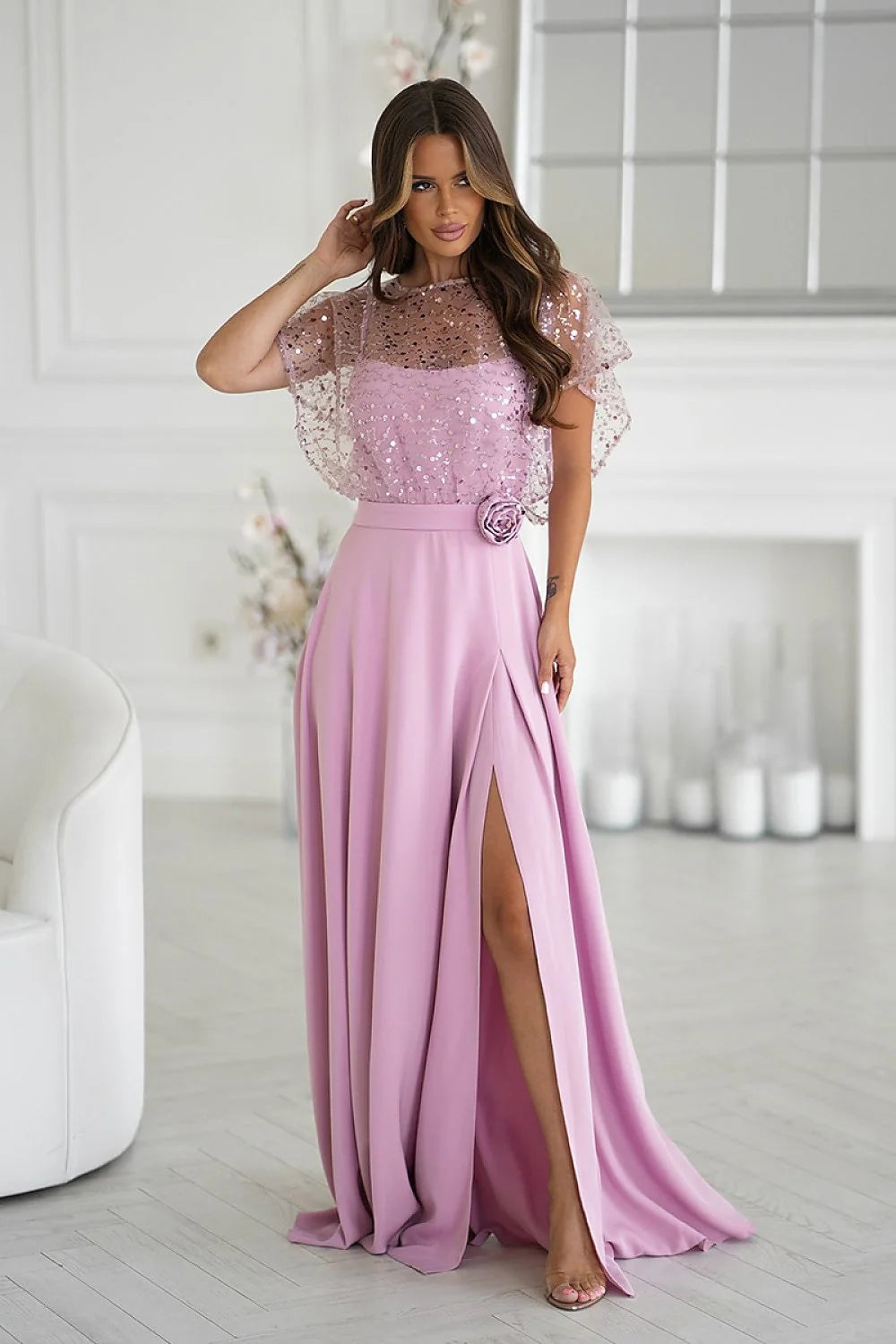 robe longue soirée rose poudré bretelles fines tulle brodé paillettes taille cintrée ceinture fleur jupe fendue fluide drapée