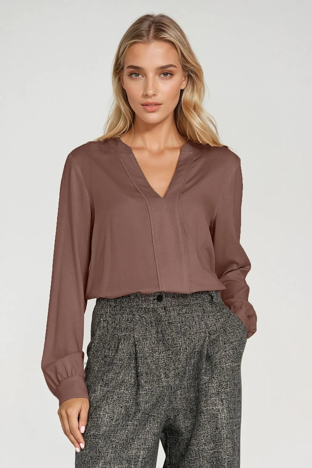 chemisier femme viscose légère respirante col V fendu brun cacao satiné coupe droite élégante manches longues poignets froncés