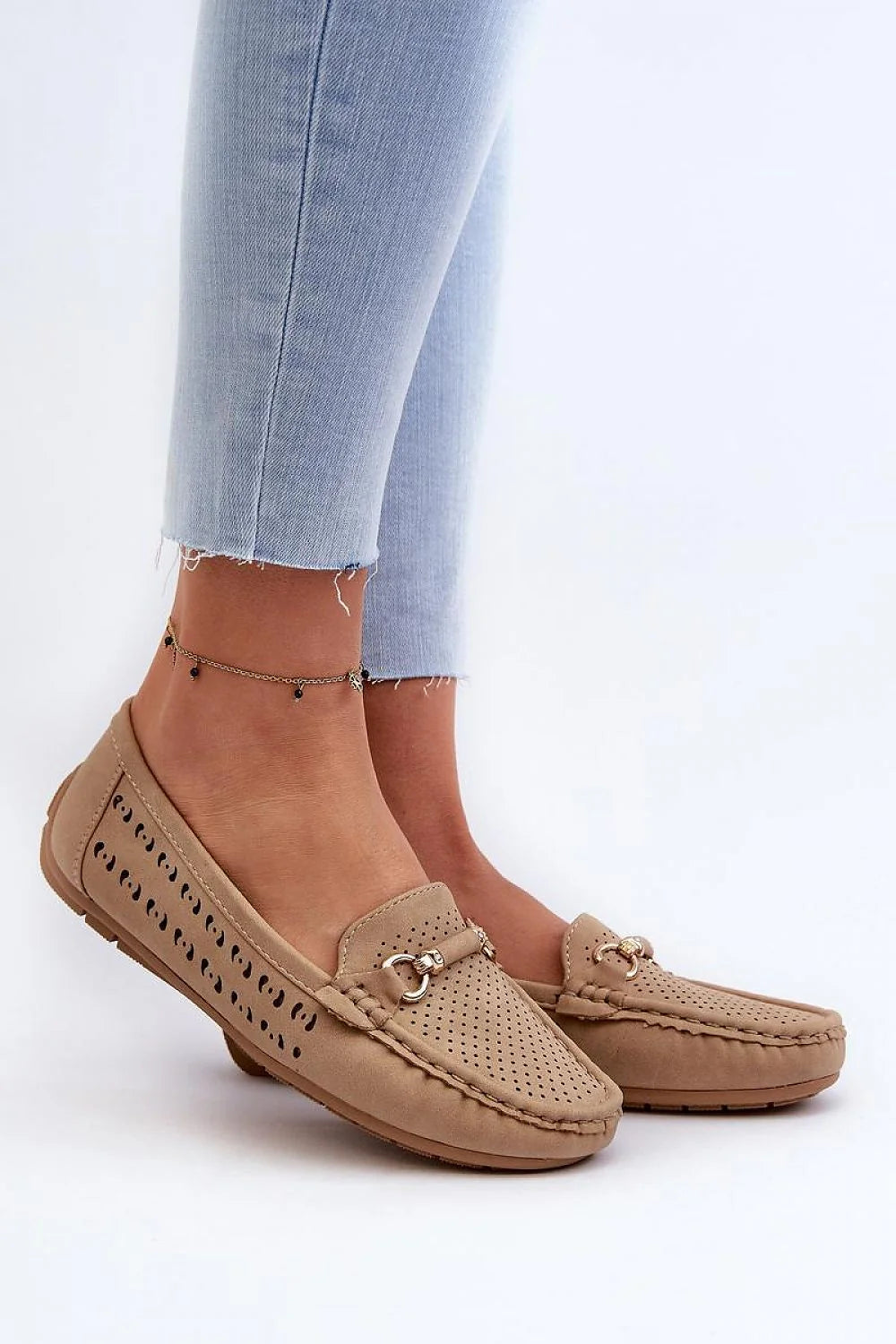 mocassins femmes casual chic beige taupe suédine perforés mors doré bout arrondi semelle caoutchouc antidérapante intérieure douce respirante