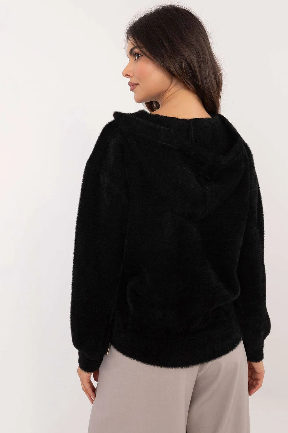 Veste pour femme élégante et confortable couleur noire capuche intégrée fermeture éclair dorée manches longues doublure moelleuse matériau en peluche