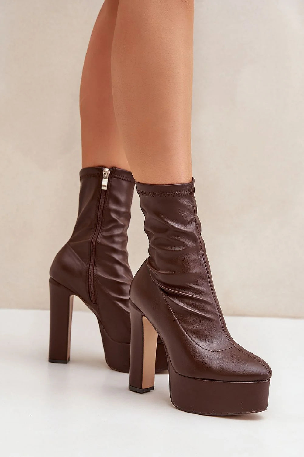 bottes montantes talons épaisses bloc plateformes compensées cuir synthétiques marron lisses design moderne rétro bout amande tige mi mollet