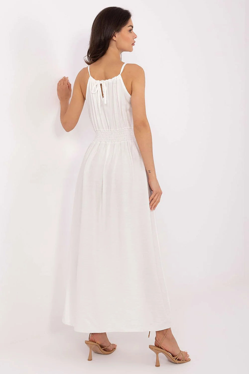 Robe d'été longue blanche style minimaliste coupe fluide élastique smocké dos finitions soignées femmes