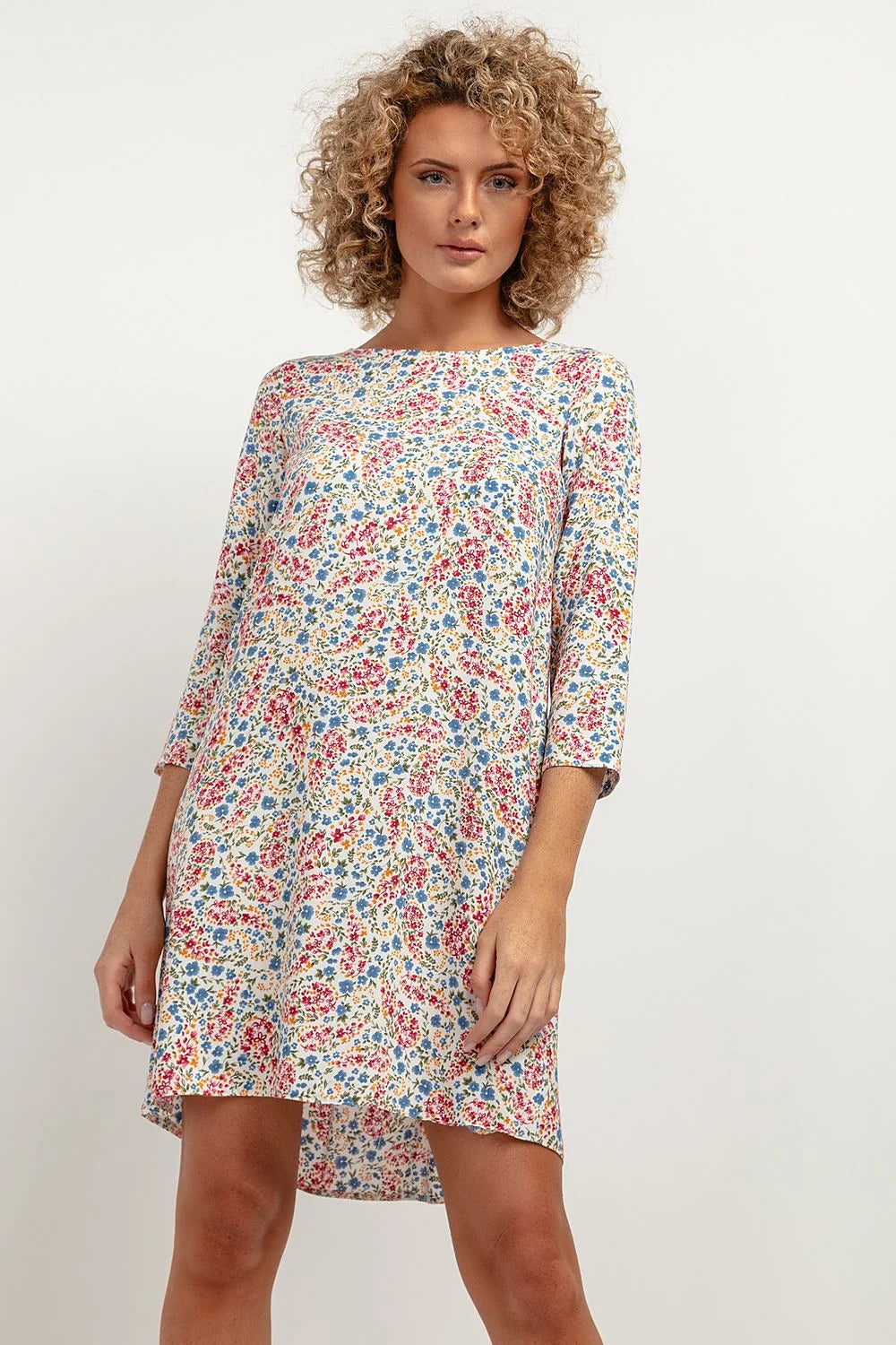 robe Tessita courte estivale fluide viscose légère imprimé ditsy floral multicolore fond blanc cassé manches troisquarts coupe ample ourlet asymétrique