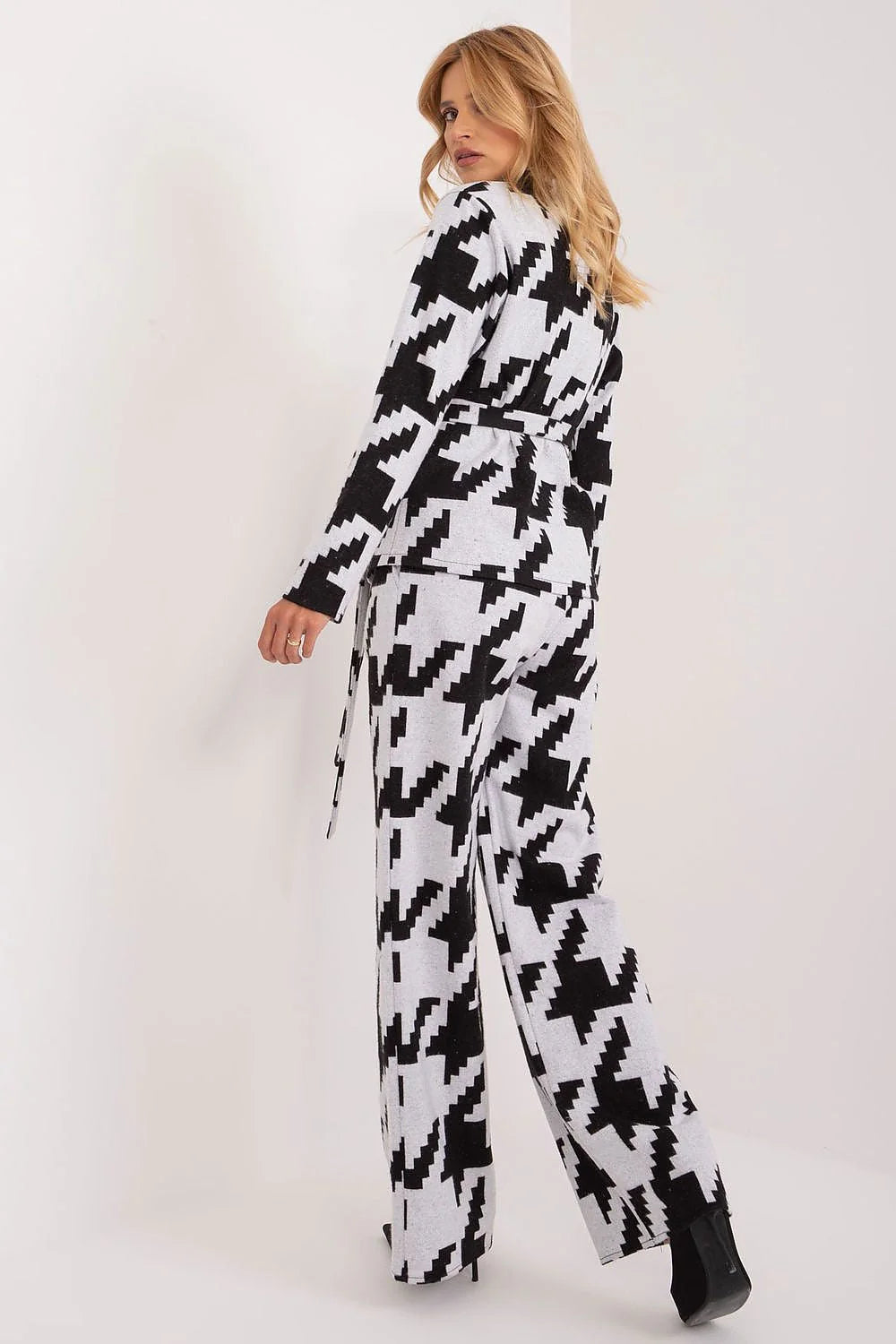Ensemble Lakerta pour femme, pull et pantalon en coton高品质, style moderne, motif géométrique pixelisé, couleur grise claire et noire, coupe ajustée, ceinture intégrée, manches longues, confort optimal