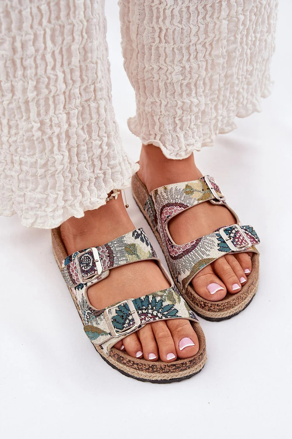 Sandales femmes Lee Cooper design bohème artisanal matériaux éco-responsables semelle cork tressée motifs floraux géométriques ajustables
