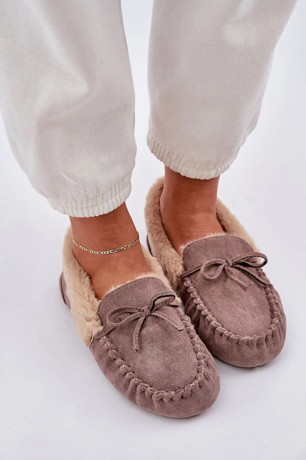 Mocassins élégants pour femmes en suédine écologique, doublure fourrure, style casual, couleur taupe, port intérieur/extérieur