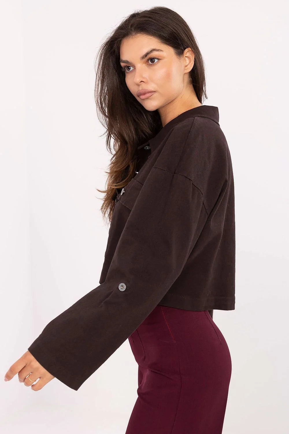 veste courte femme shacket velours côtelé marron foncé coupe droite boxy col chemise boutons contrastés poches poitrine rabat