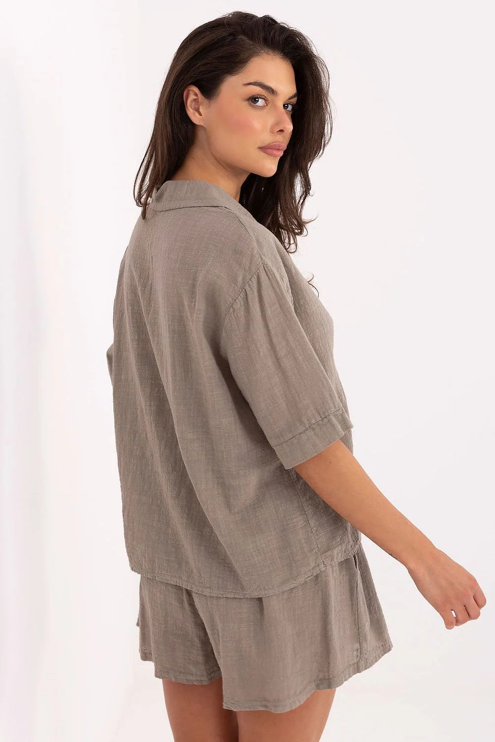 ensemble féminin deux pièces chemise oversize manches courtes short taille haute élastique coton naturel gaufré lin lavé taupe boutons nacrés