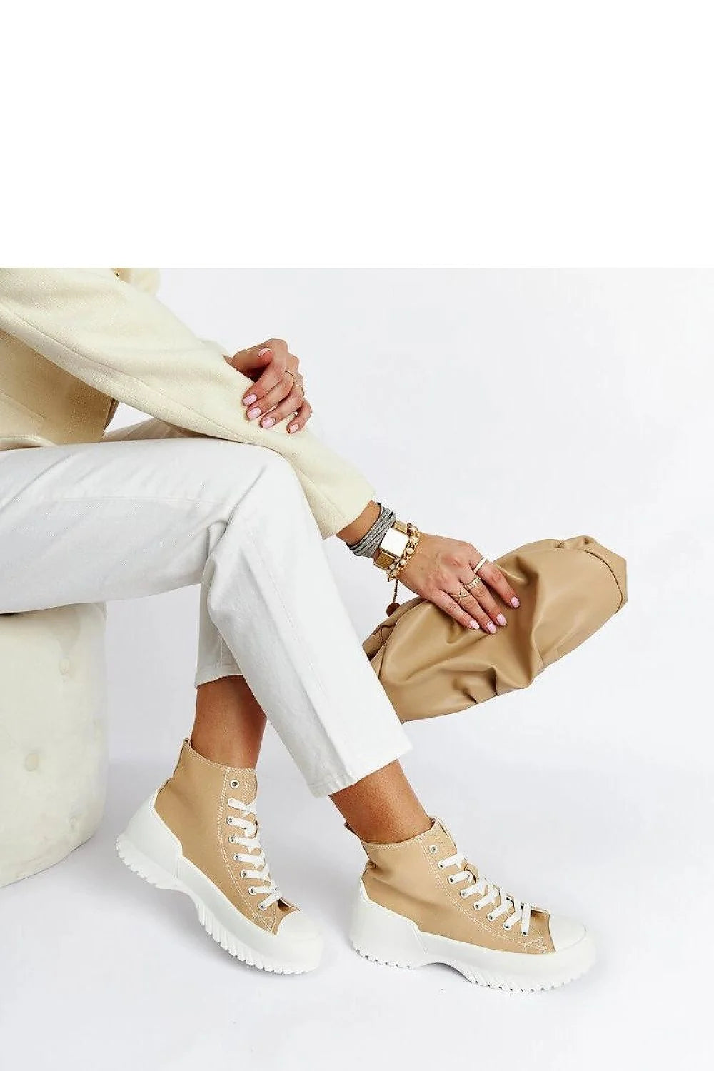 baskets montantes beige textile tige lisse bout renforcé blanc semelle plateforme crantée épaisse lacets blancs silhouette chunky maintien cheville confortable