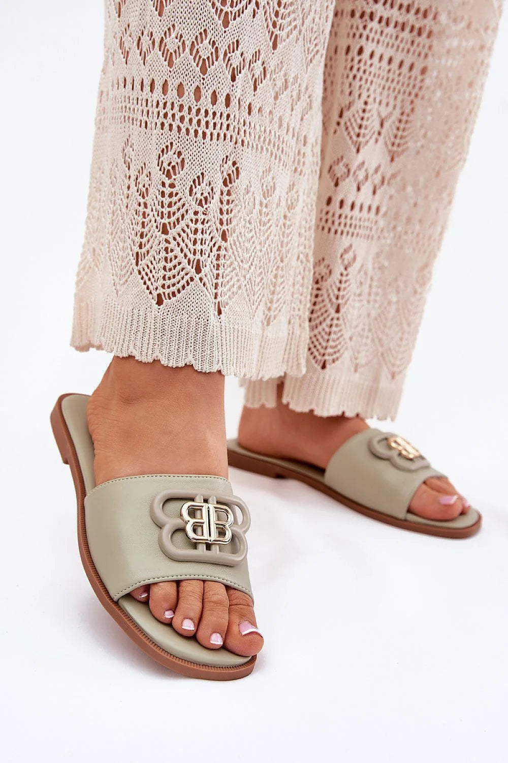 Sandales Plates Élégantes pour Femmes en Cuir Artificiel, Détails dorés, Monogramme, Confort Toute la Journée, Style Bohème, Idéales pour les Sorties Estivales, Taille Longue