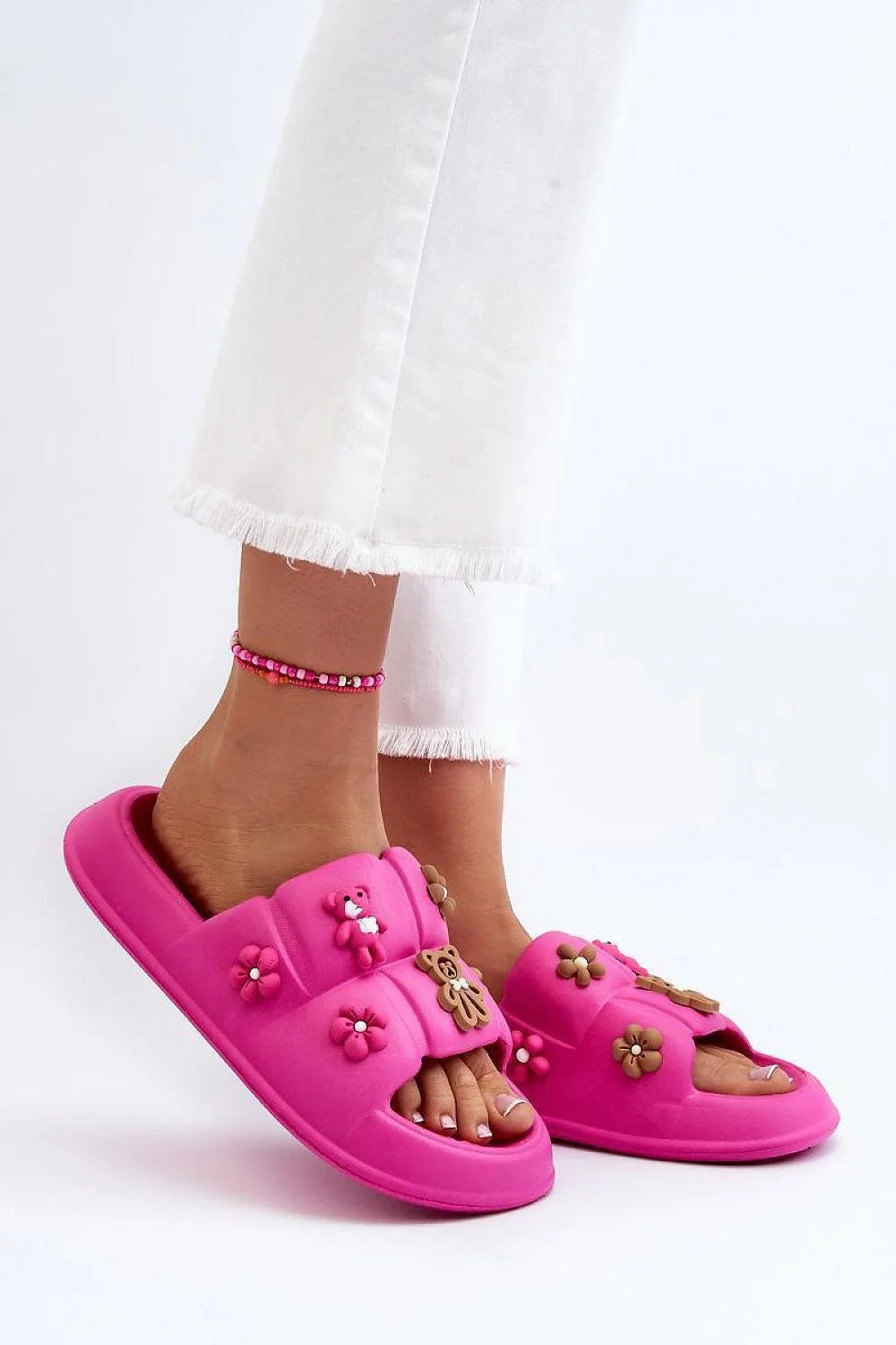 Sandales femmes design ludique moderne ouvertes brides larges détails fleurs ours mousse EVA semelle épaisse plage détente