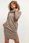 Robe de jour Tessita en maille douce taupe manches longues encolure cheminée coupe droite femme