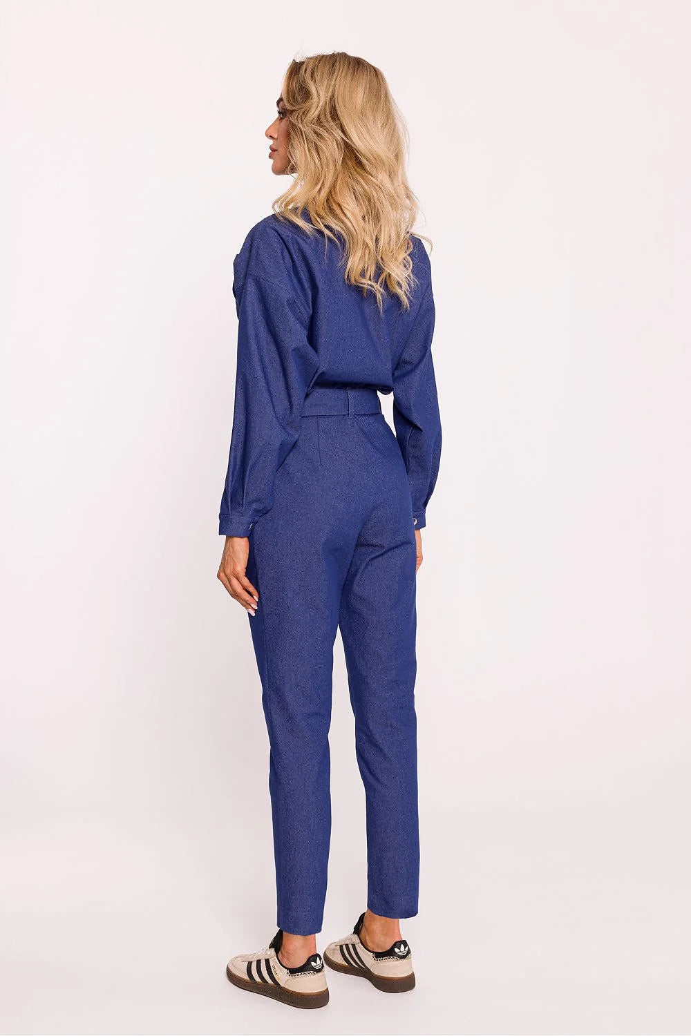 combinaison femme denim indigo blazer décolleté manches longues ceinture intégrée boutonnée jambes fuselées plis avant poches latérales coutures nettes