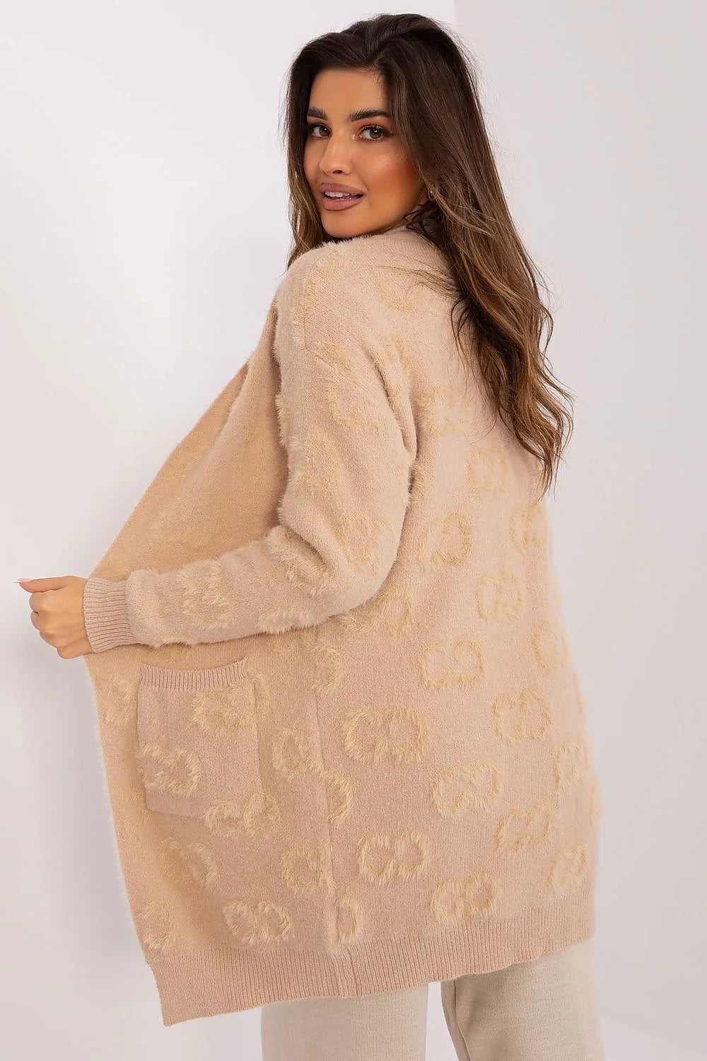 Cardigan femme style décontracté coupe longue teinte beige matière douce poches pratiques trims côtelés