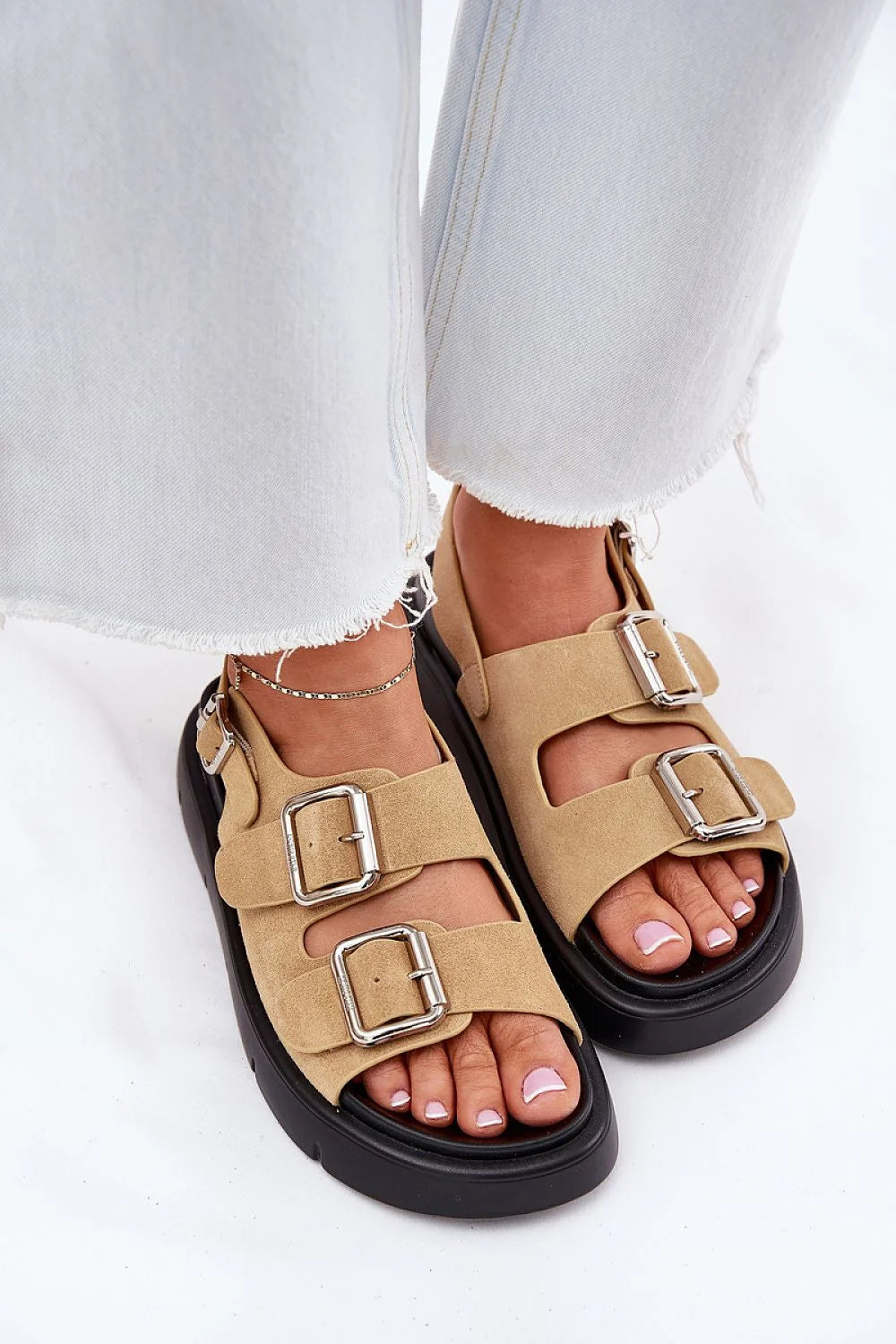 Sandales à double attache pour femme design moderne casual style contemporain beige semelle épaisse cuir suédé boucles métalliques argentées confort ajustement personnalisé