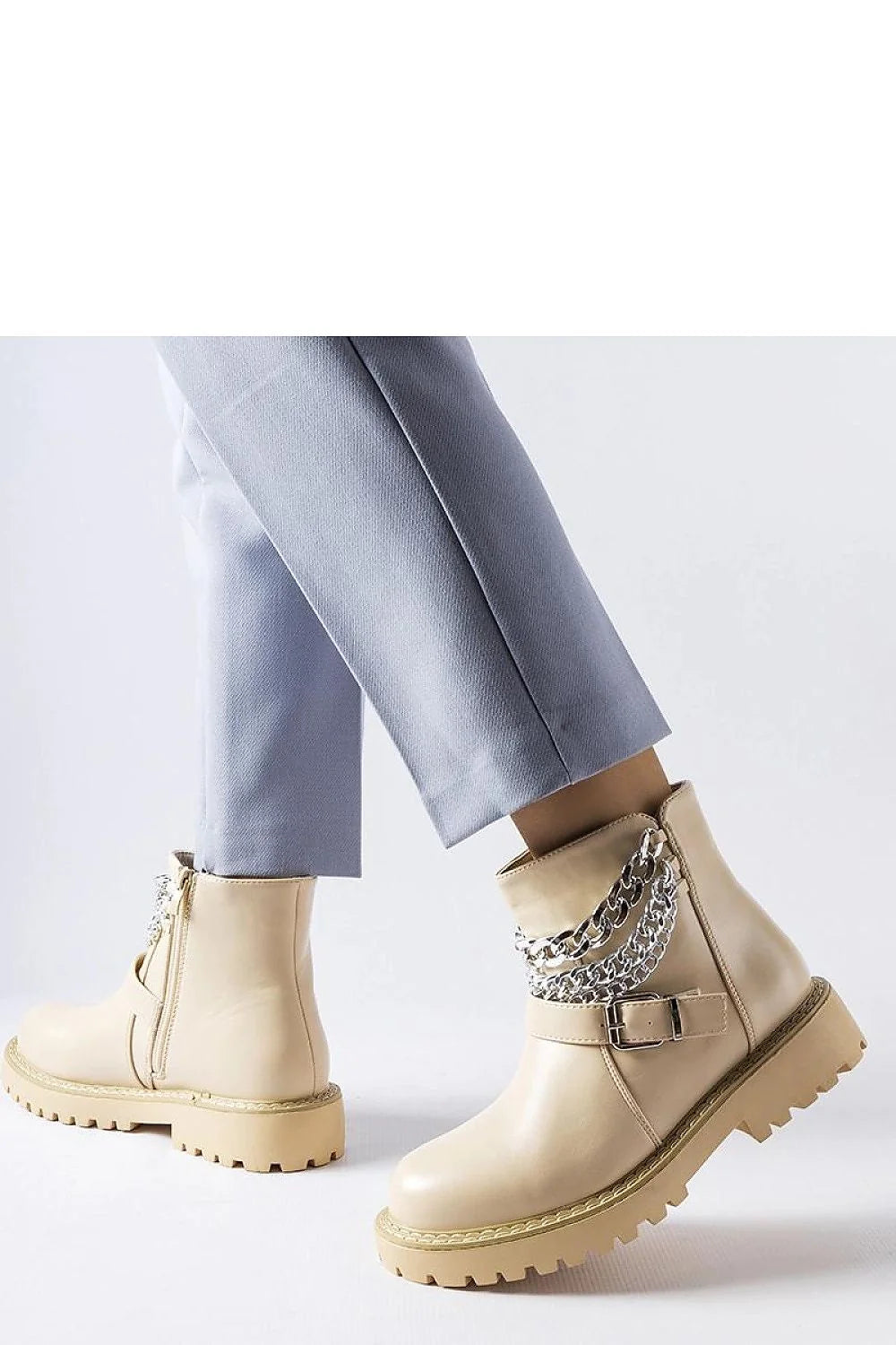 Bottines pour femmes design moderne audacieux cuir lisse beige chaînes métalliques argentées semelle épaisse crantée fermeture glissière dorée style urbain chic casual tendance