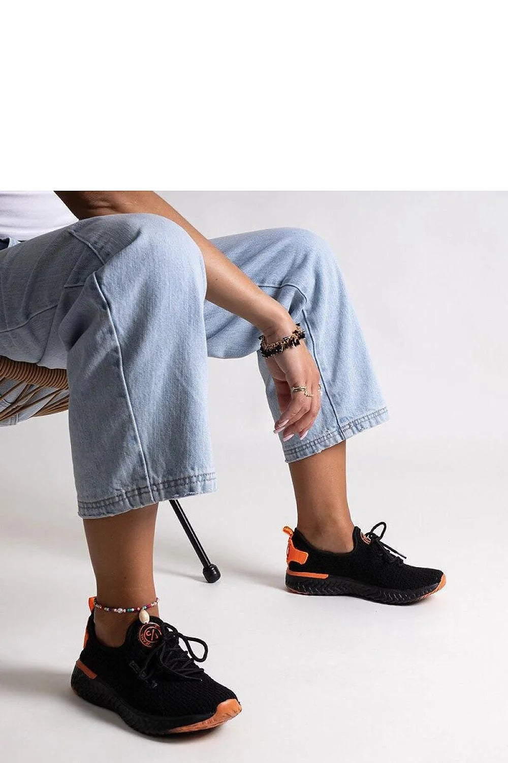 Baskets mode femmes design moderne couleur noire et orange semelle caoutchouc comfort urbain sportif