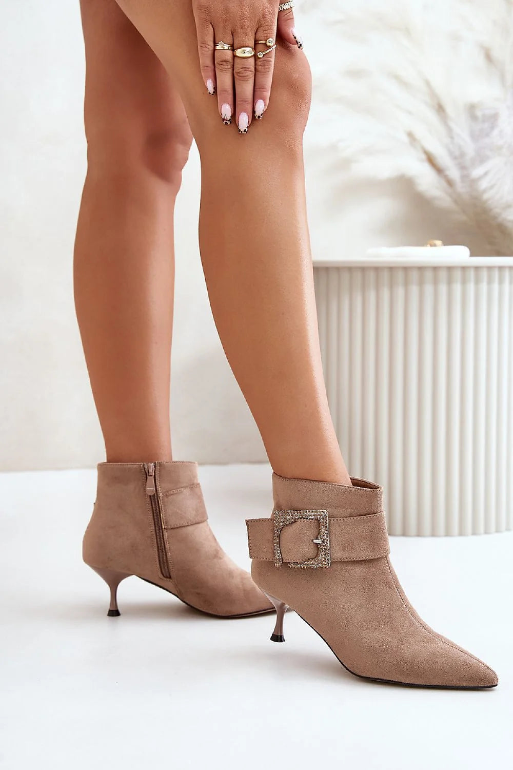 Bottes élégantes à talon aiguille éco-suède couleur taupe fermure zip boucle métallique occasion formelle femmes